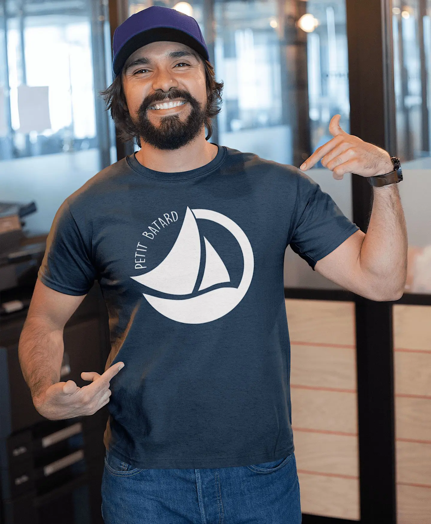 Homme heureux portant un t-shirt original