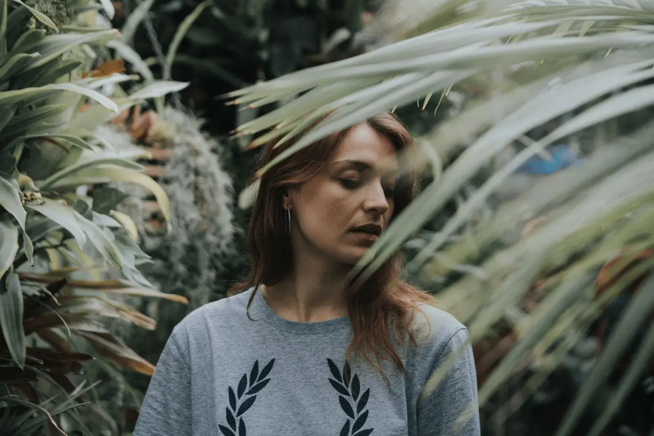 Femme portant un sweat original