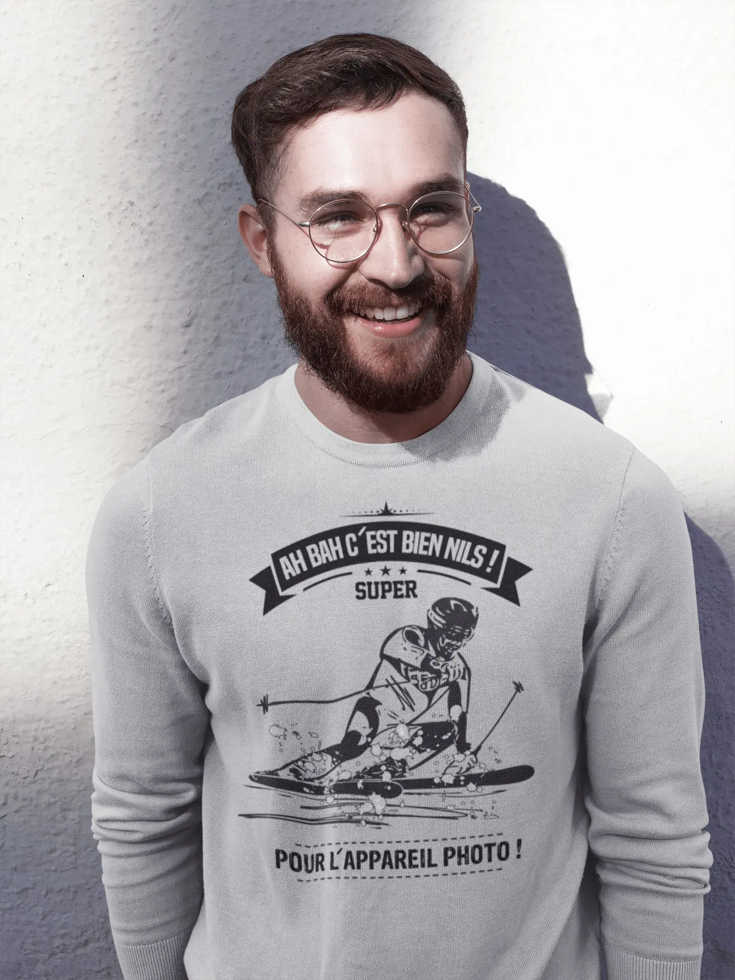 Homme portant un sweat avec style