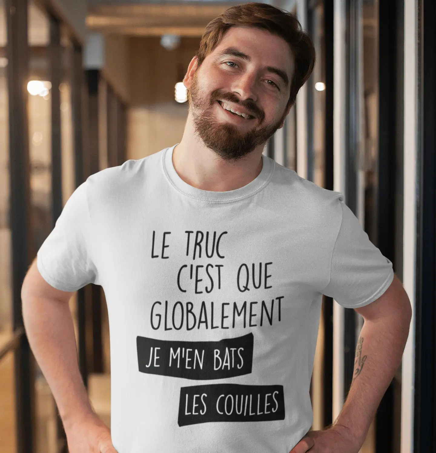 Homme portant un tee-shirt original au travail