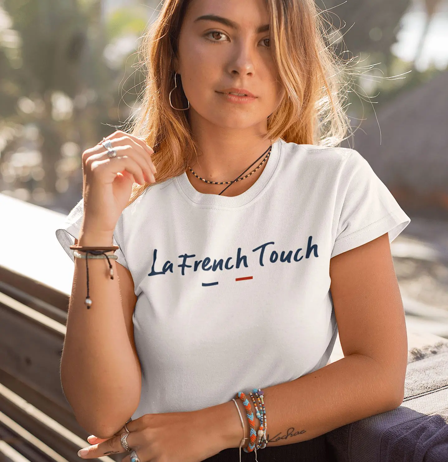 Femme portant un t-shirt blanc imprimé